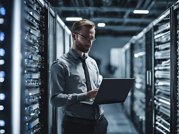 Technisch-organisatorische Maßnahmen (TOM), Bild zum Text Mann in Hemd und Krawatte arbeitet mit einem Laptop zwischen Serverregalen.