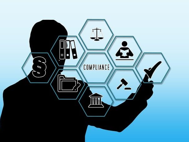 Beratung zur DSGVO Compliance, Bild zum Text Silhouette einer Person mit Symbolen für Recht, Finanzen und Beratung.